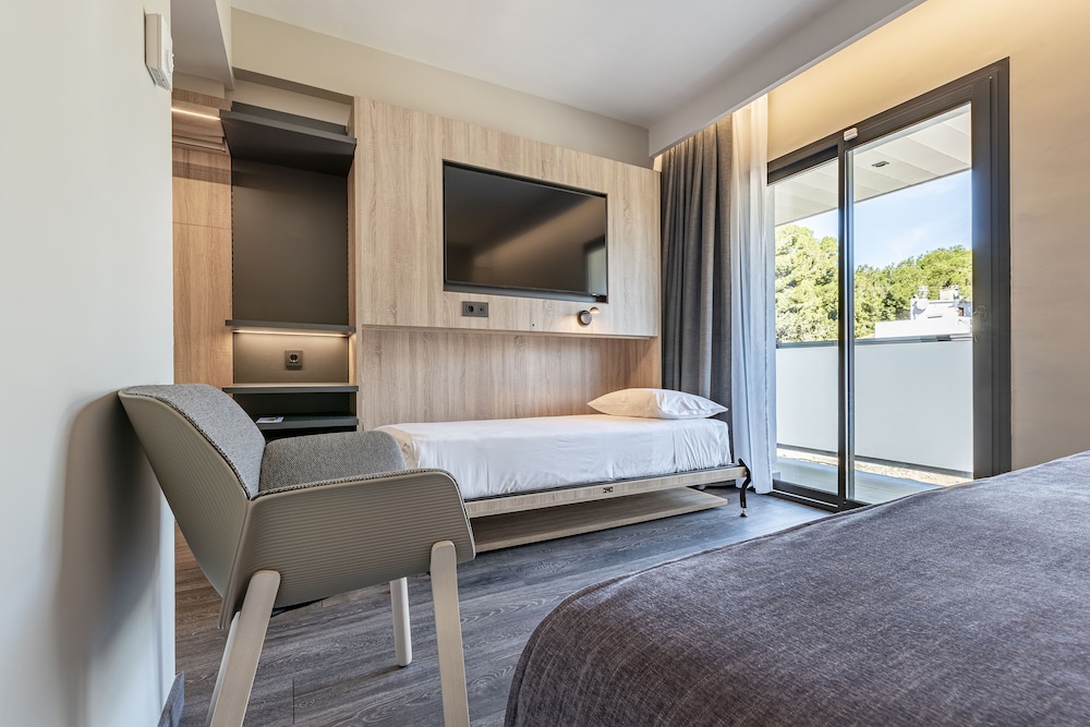 Triple Room, Multiple Beds, City View photo 3