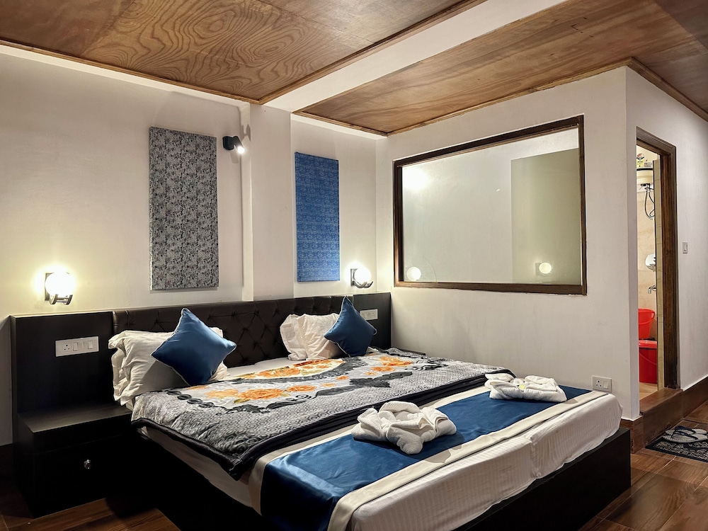 Executive Room, 1 King Bed, Private Bathroom, Mountain View photo 3