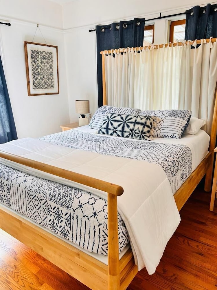 Economy Room, 1 Queen Bed photo 1
