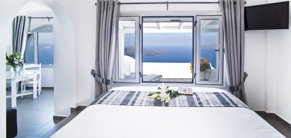 Junior Suite (Caldera View)