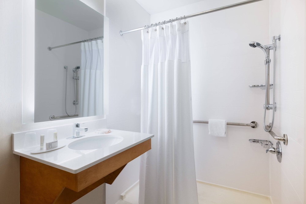 Suite, Multiple Beds (Mobility/Hearing Access, Roll-In Shwr) photo 2