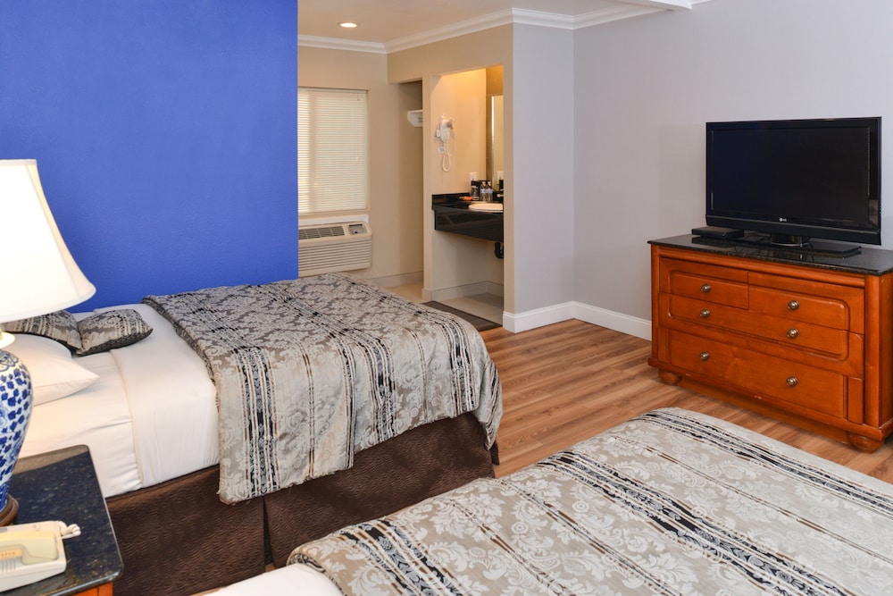Signature Room, 2 Double Beds, Refrigerator & Microwave photo 3