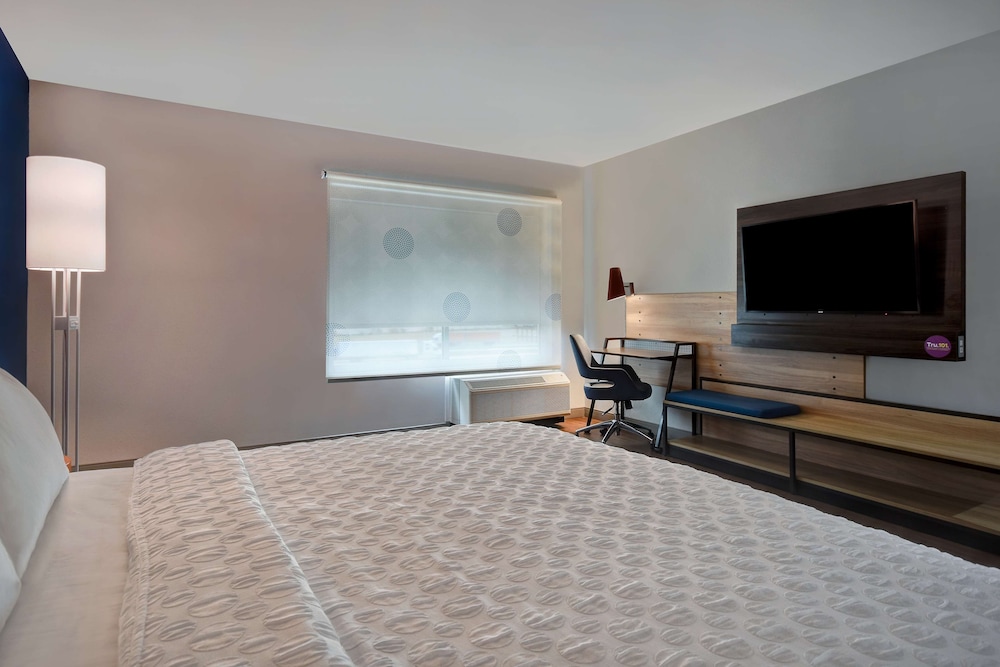 Room, 1 King Bed, Accessible Bathtub, Bathtub - Photo 4
