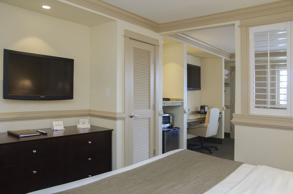Suite, 1 King Bed with Sofa bed, Poolside