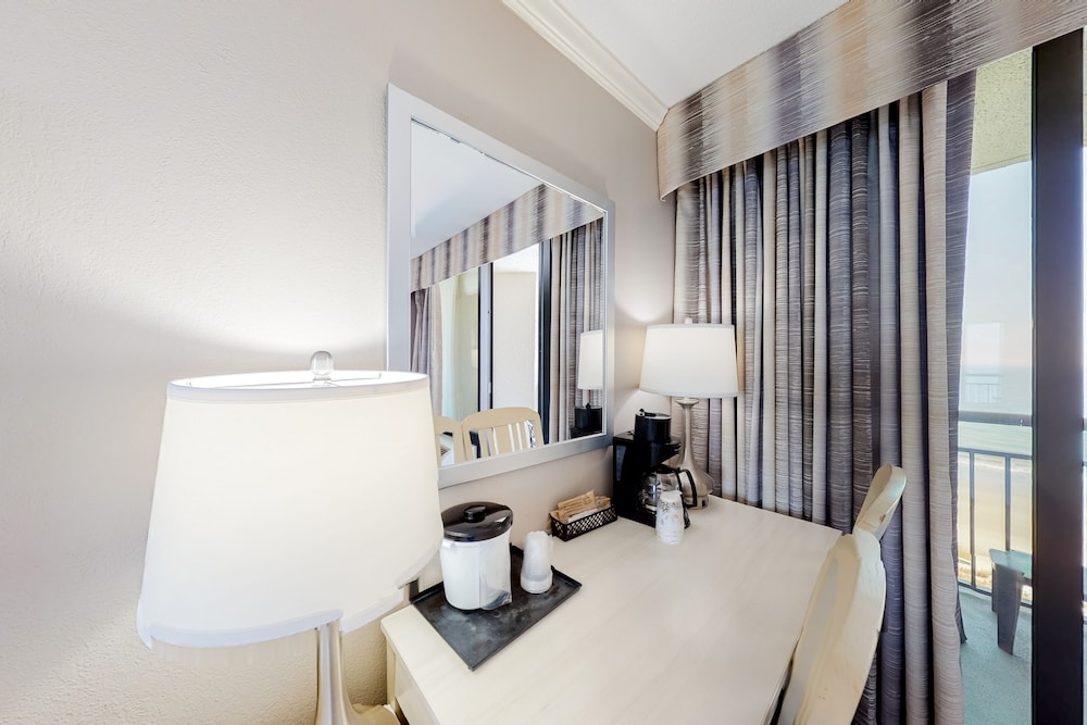Room (Studio, King Bed, Partial Ocean View) photo 3