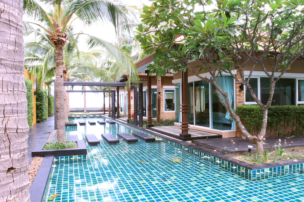Deluxe Sea Breeze Villa photo 2