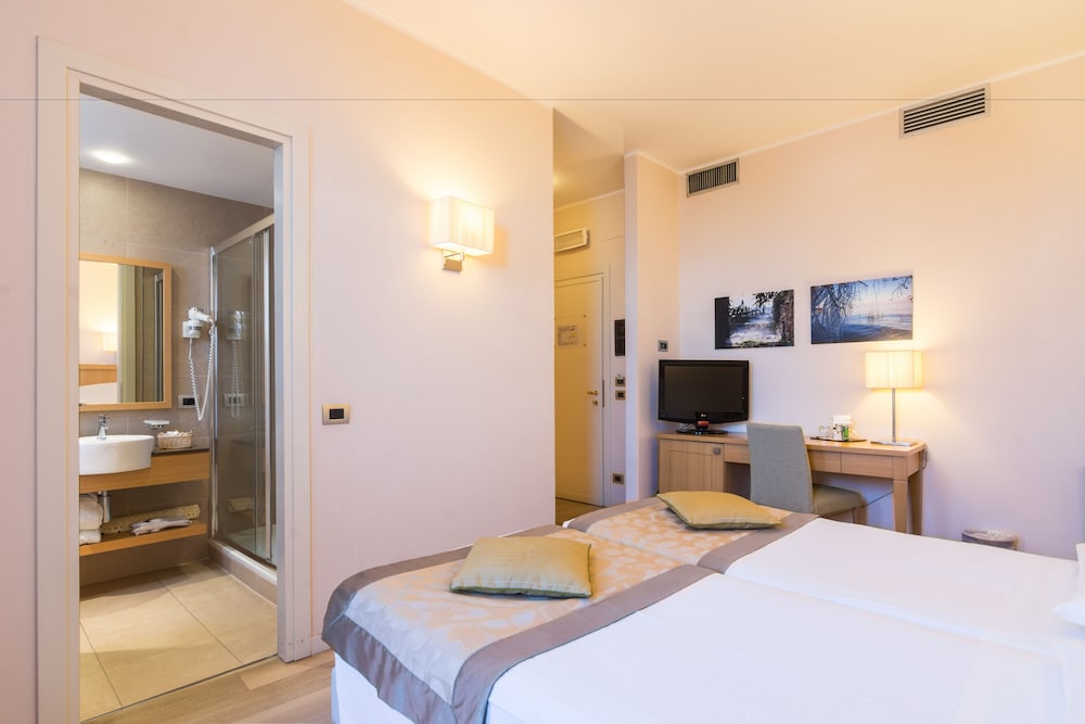 Deluxe Double Room, Balcony - Photo 3