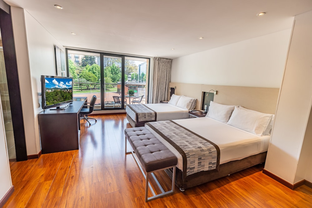 Suite - Photo 16