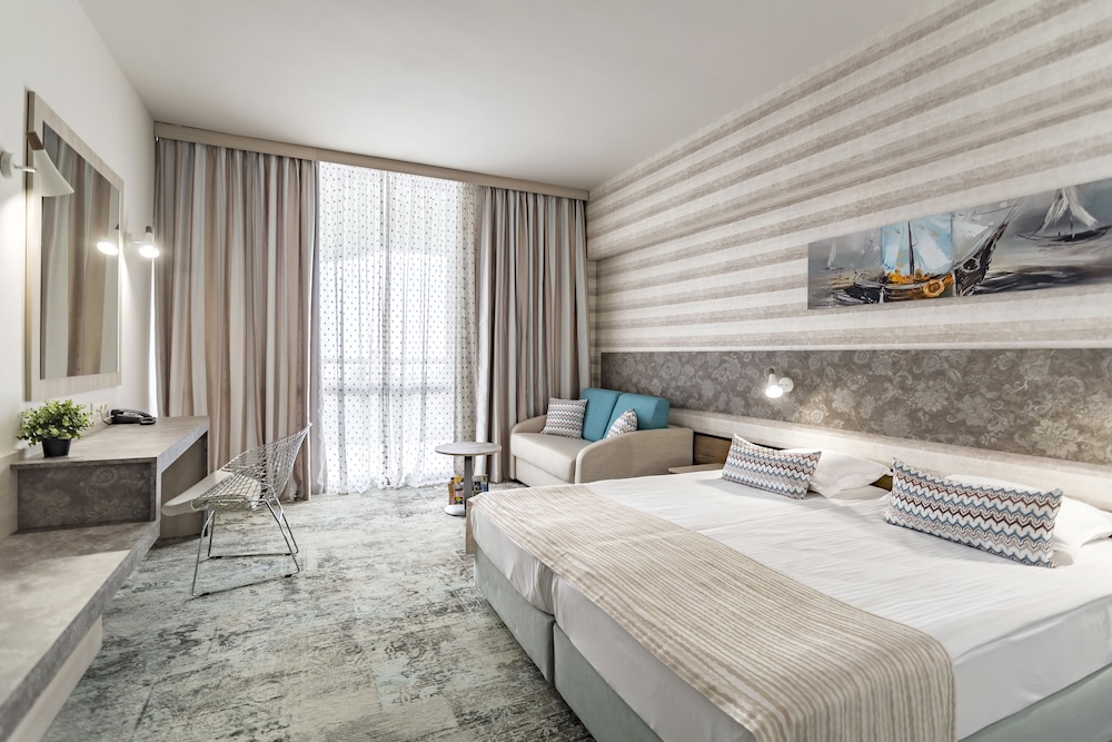 Deluxe Double Room, Partial Sea View (Beach Offer)