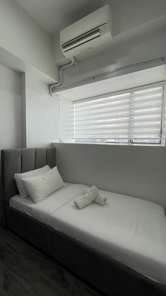Basic Condo, 2 Bedrooms, Balcony photo 3