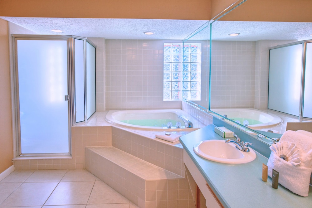 Suite, 2 Bedrooms - Photo 13