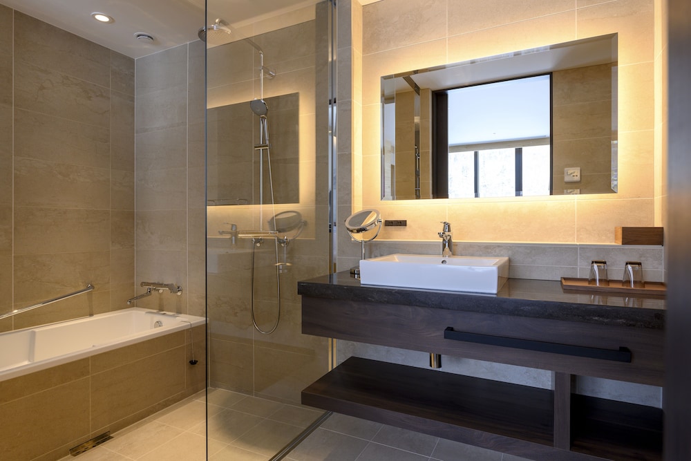 Suite, 3 Bedrooms - Photo 6