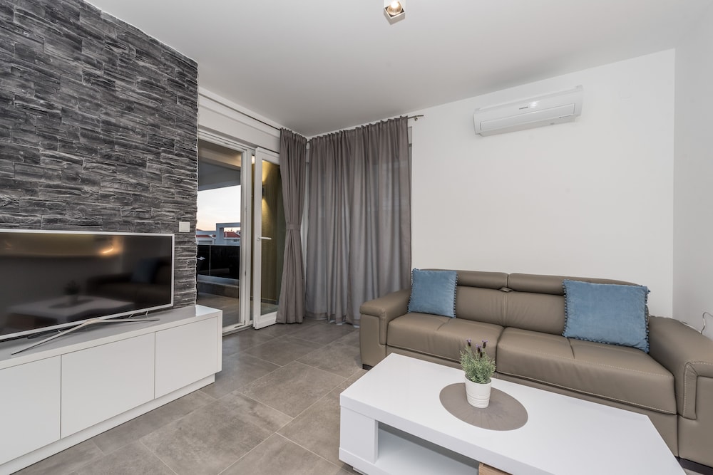 Deluxe Apartment, 2 Bedrooms, Balcony photo 2
