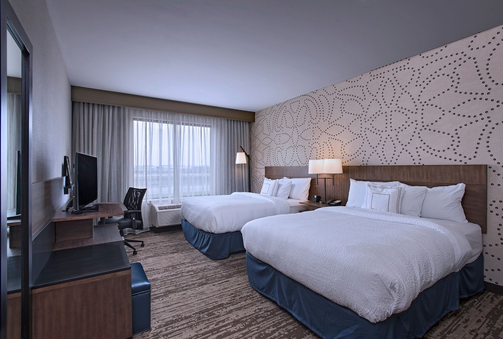 Room, 2 Queen Beds (Mobility Accessible, Tub) photo 3