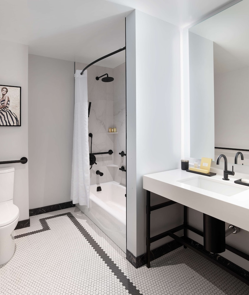 Suite, 1 Bedroom - Photo 8