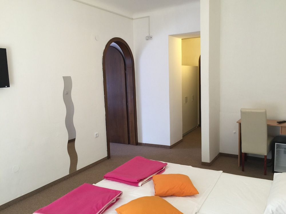 Standard Quadruple Room, Courtyard View photo 2