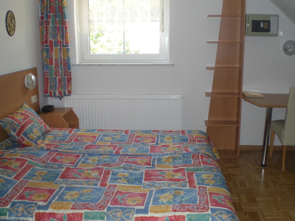Economy Double Room photo 2