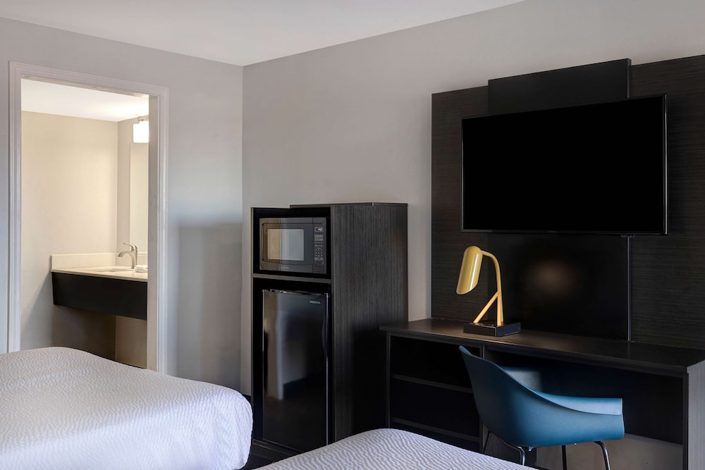 Deluxe Room, 2 Double Beds, Non Smoking, Refrigerator & Microwave - Photo 4