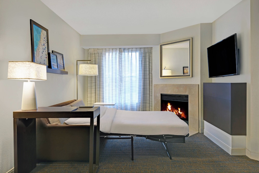 Suite, 2 Bedrooms, Fireplace - Photo 5