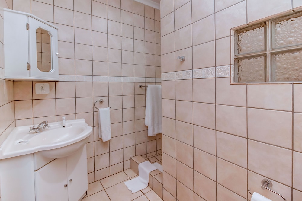 Standard Double Room (Ibhubesi Room) photo 2