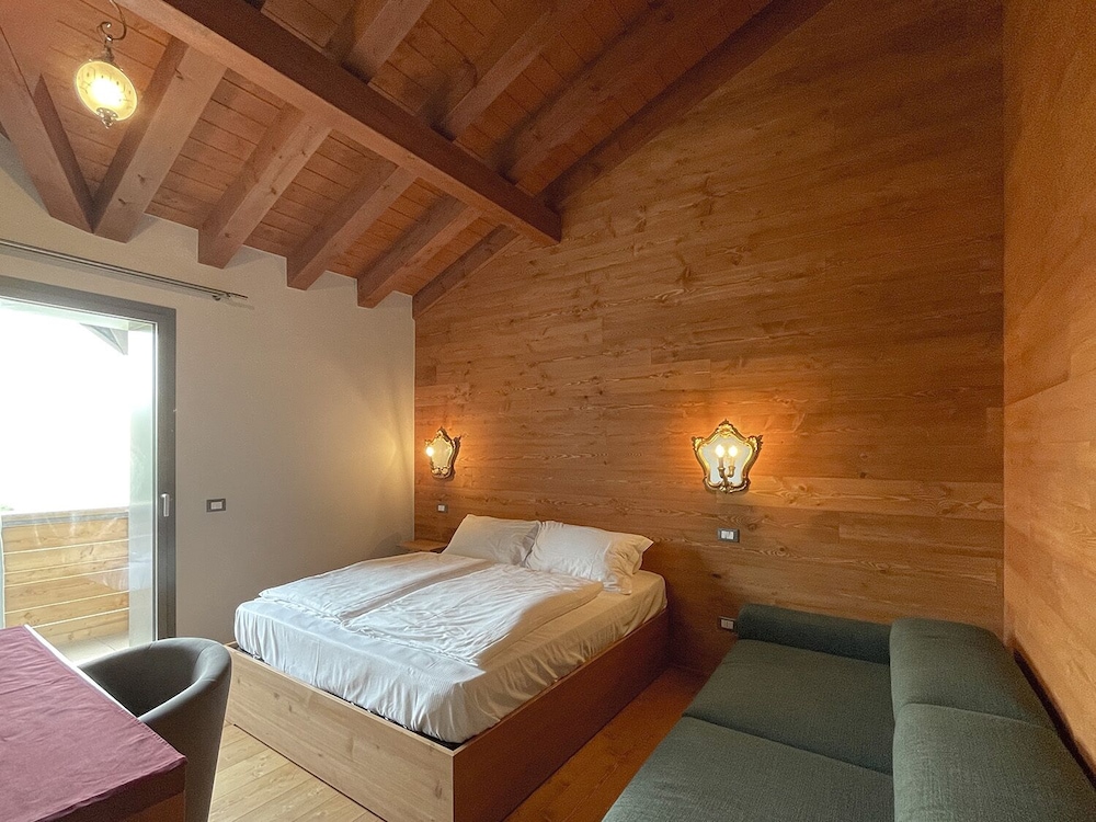 Deluxe Double Room, 1 Queen Bed with Sofa bed, Balcony, Valley View photo 1