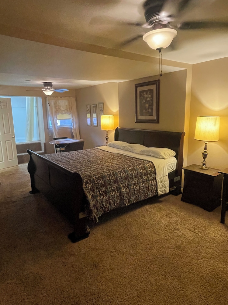 Basic Room, 1 King Bed photo 2