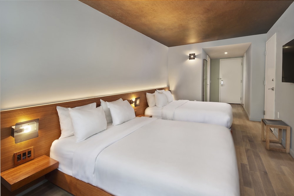 Room, 2 Double Beds photo 3