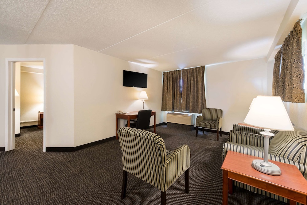 Suite, Multiple Beds, Non Smoking - Photo 3