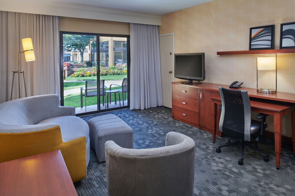Suite, 1 Bedroom, Courtyard View - Photo 7