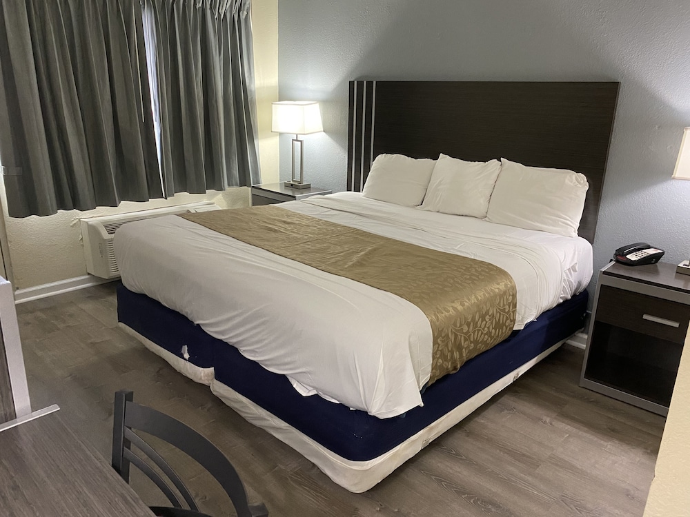 Standard Room, 1 King Bed, Non Smoking - Photo 9