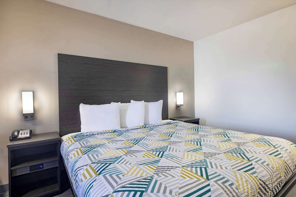 Standard Room, 1 King Bed, Non Smoking - Photo 4