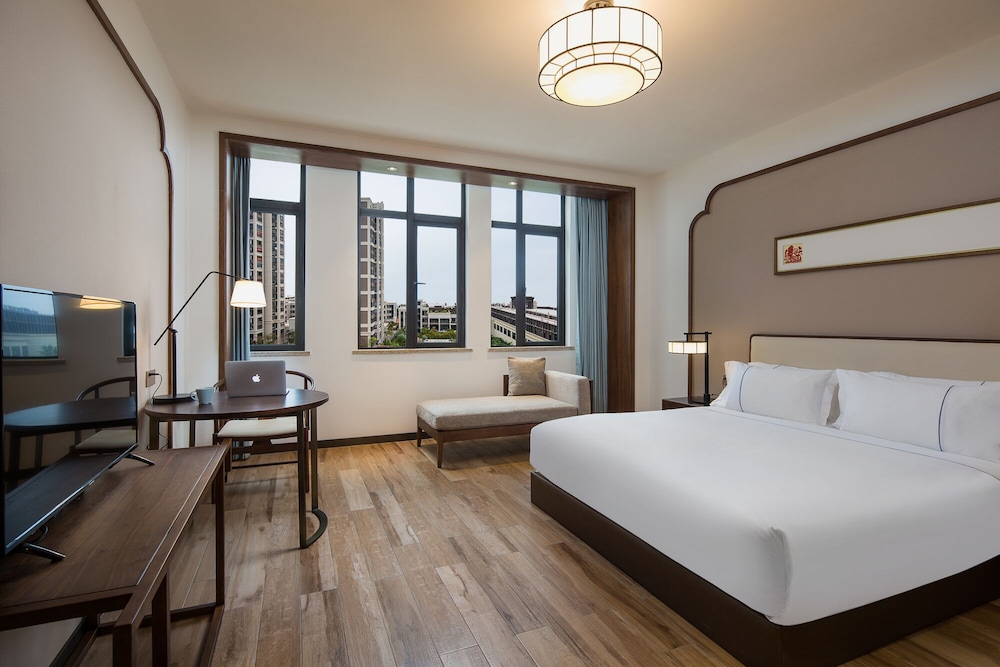 Deluxe Room, 1 King Bed, Smoking photo 3