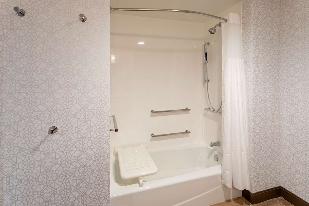 Room, 1 King Bed, Accessible, Bathtub (Water View) - Photo 4
