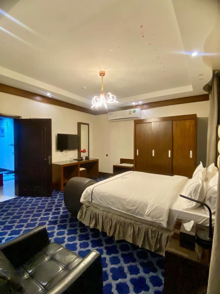 Honeymoon Suite, Jetted Tub photo 2
