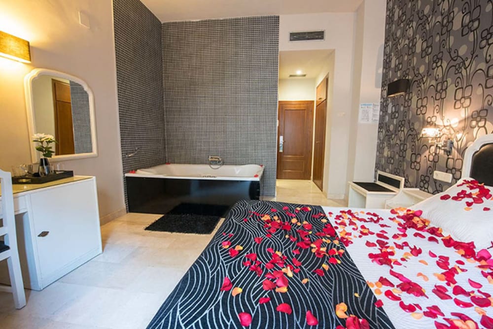 Double Room Single Use (Habitación Doble Superior Con Bañera) photo 3