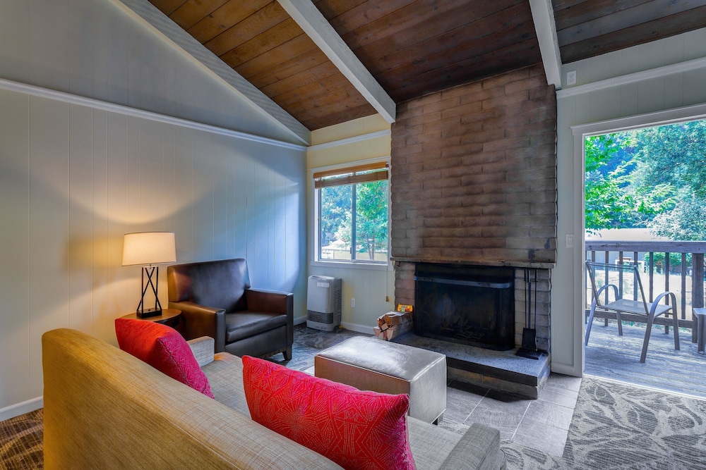 Two Room Queen Cottage with Fireplace photo 3