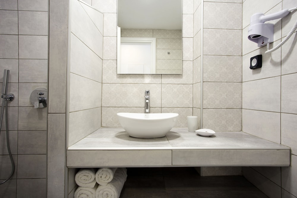 Standard Double or Twin Room - Photo 4
