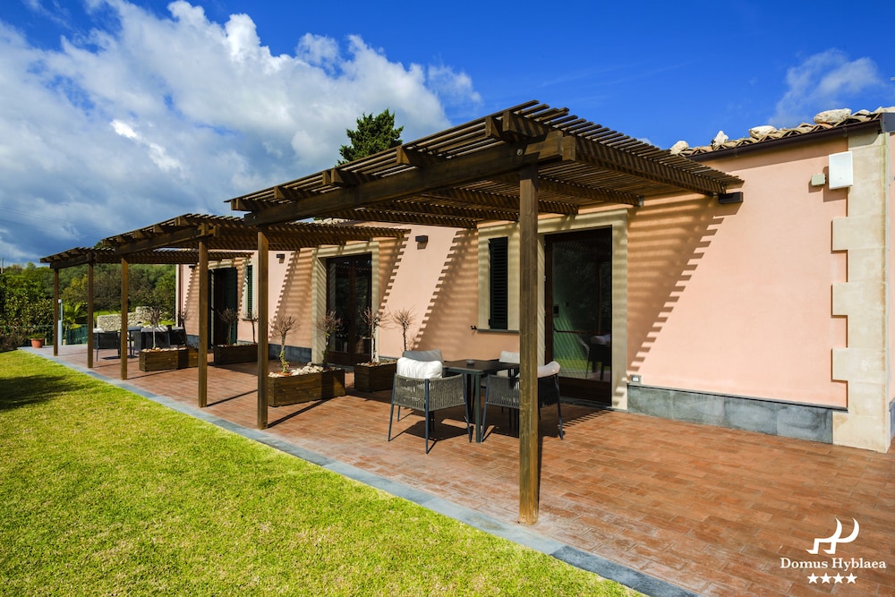 Classic Double or Twin Room, Pool Access, Garden View photo 3
