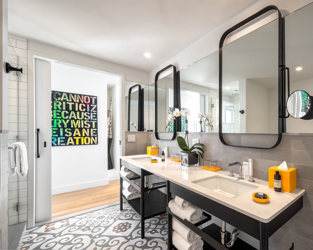 Suite, 1 Bedroom (Freedom Tower View) thumbnail 6