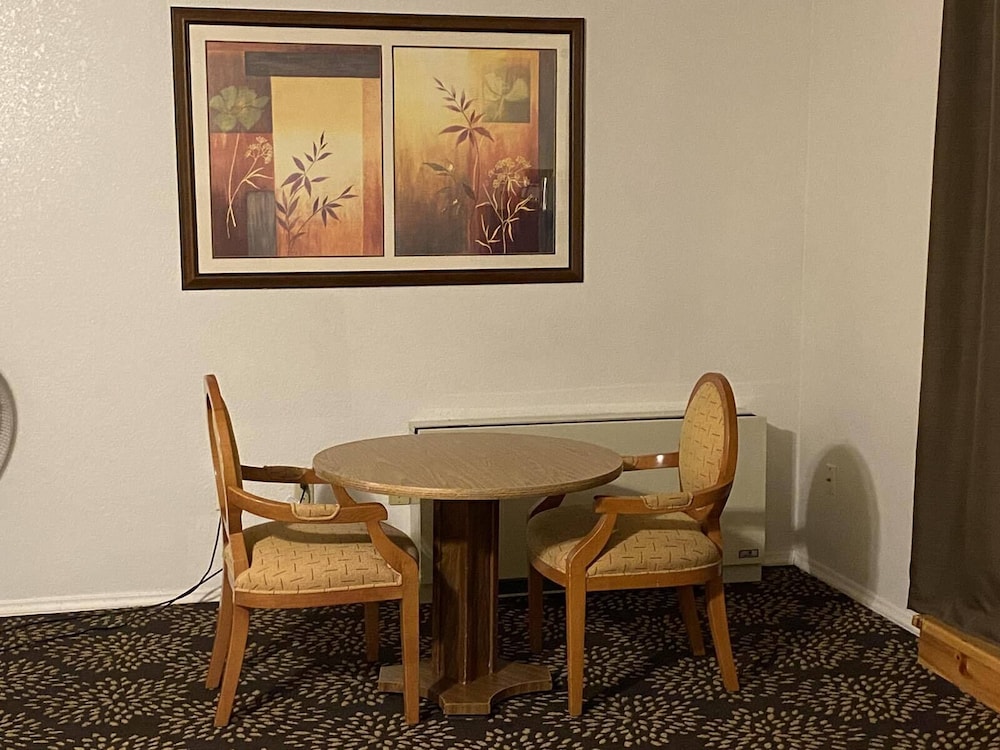 Comfort Room, 1 King Bed, Private Bathroom, Mountain View photo 2
