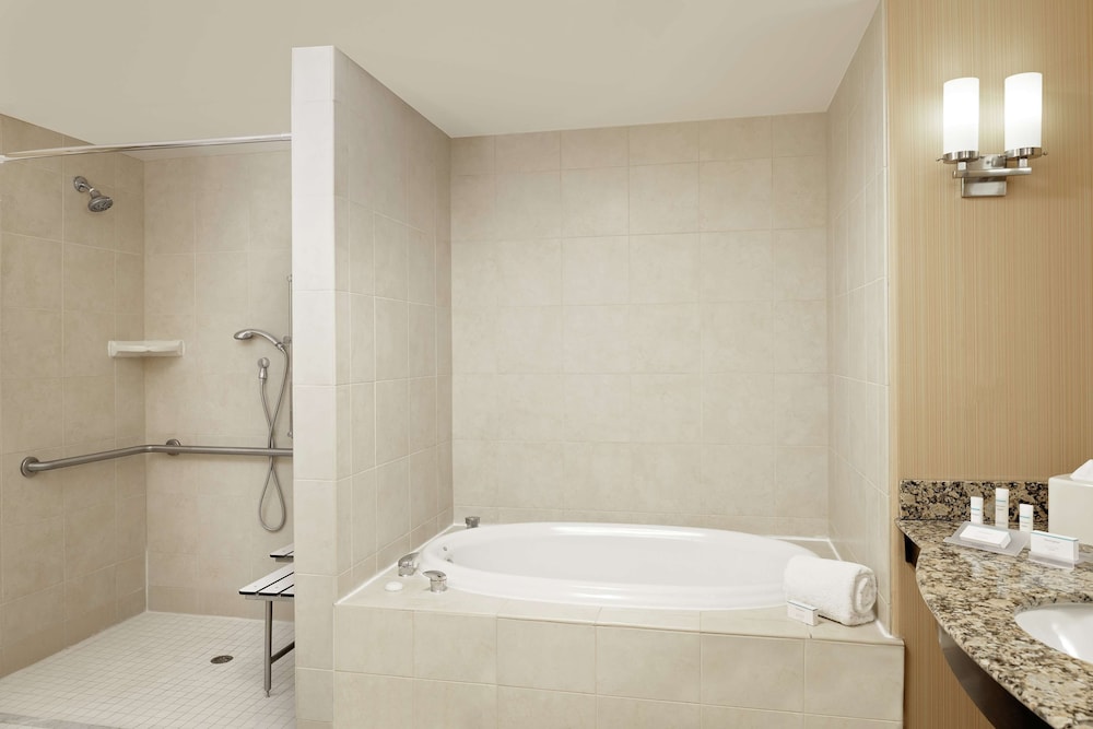 Suite, Accessible - Photo 6