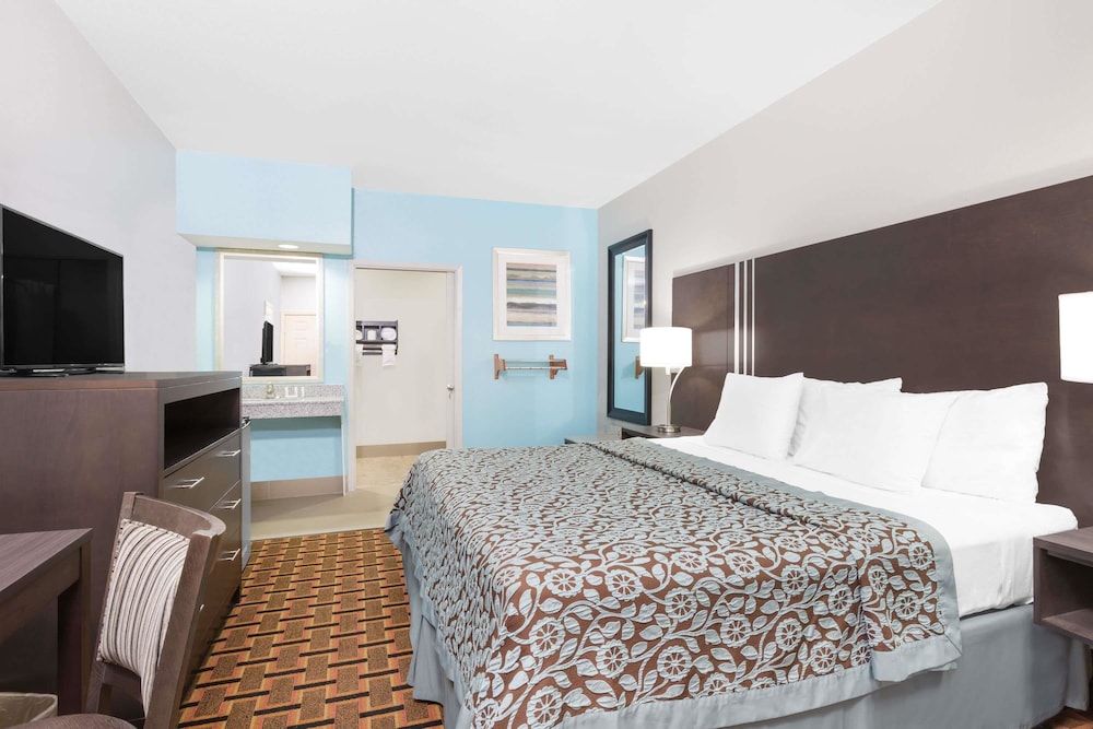 Room, 1 King Bed, Accessible, Non Smoking (Mobility/Hearing, Roll-In-Shower) photo 1