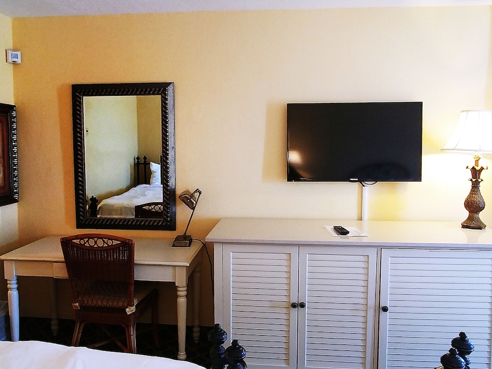 Room, 2 Queen Beds, Refrigerator & Microwave, Oceanfront - Photo 11