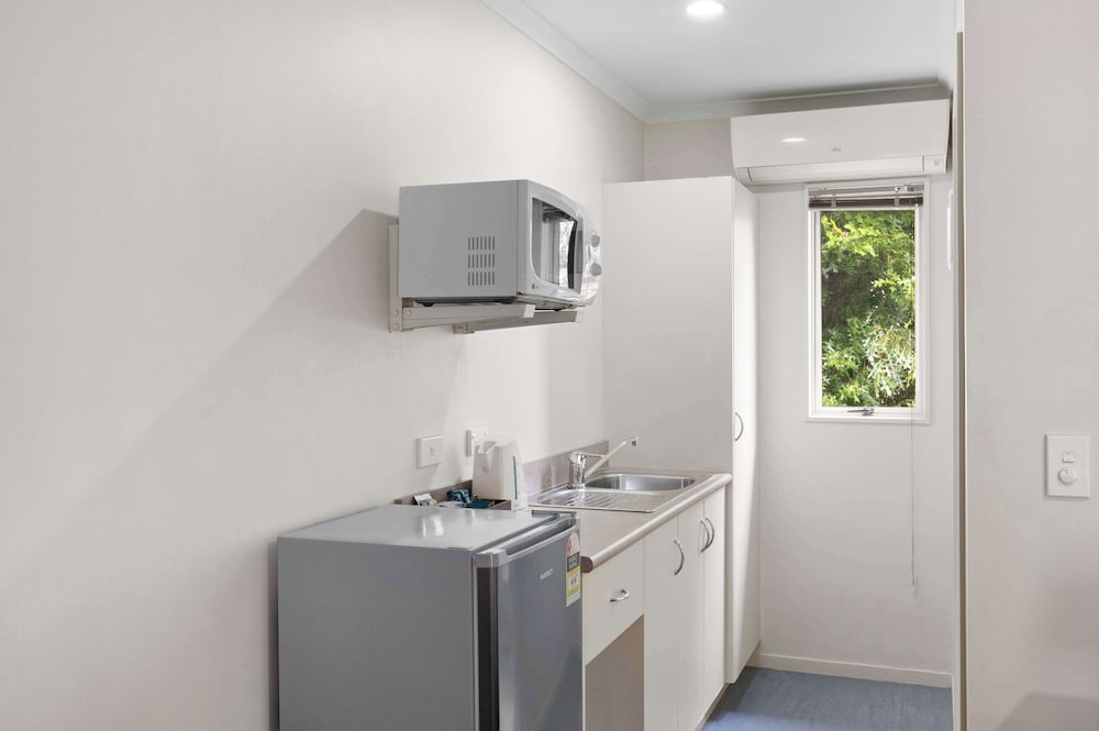 Superior Room, 1 Bedroom, Bathtub thumbnail 6