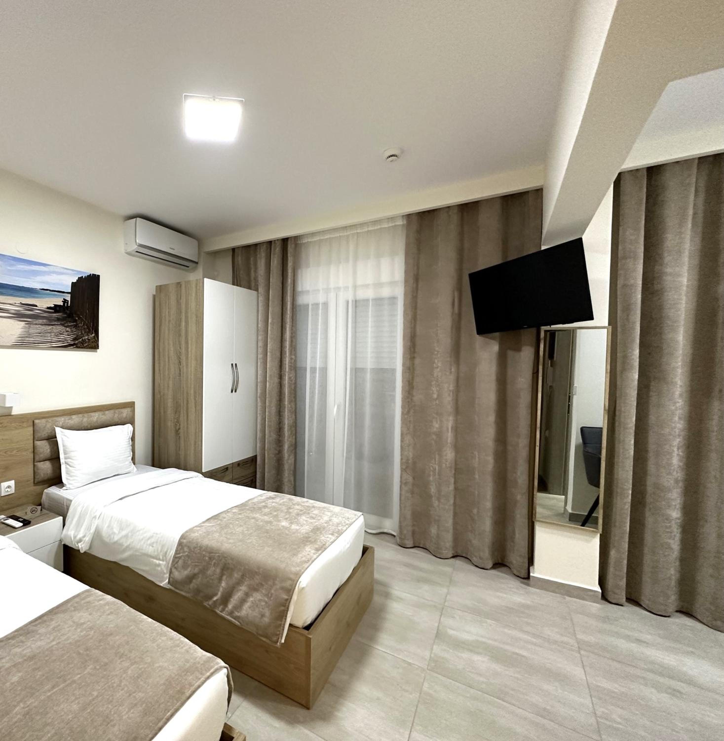Deluxe Twin Room with Side Sea View photo 2
