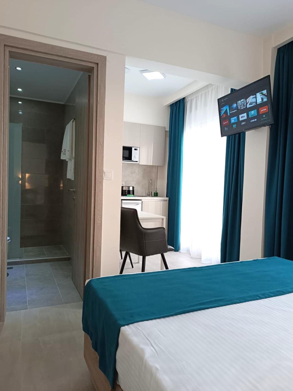 Deluxe Double Room with Side Sea View photo 3