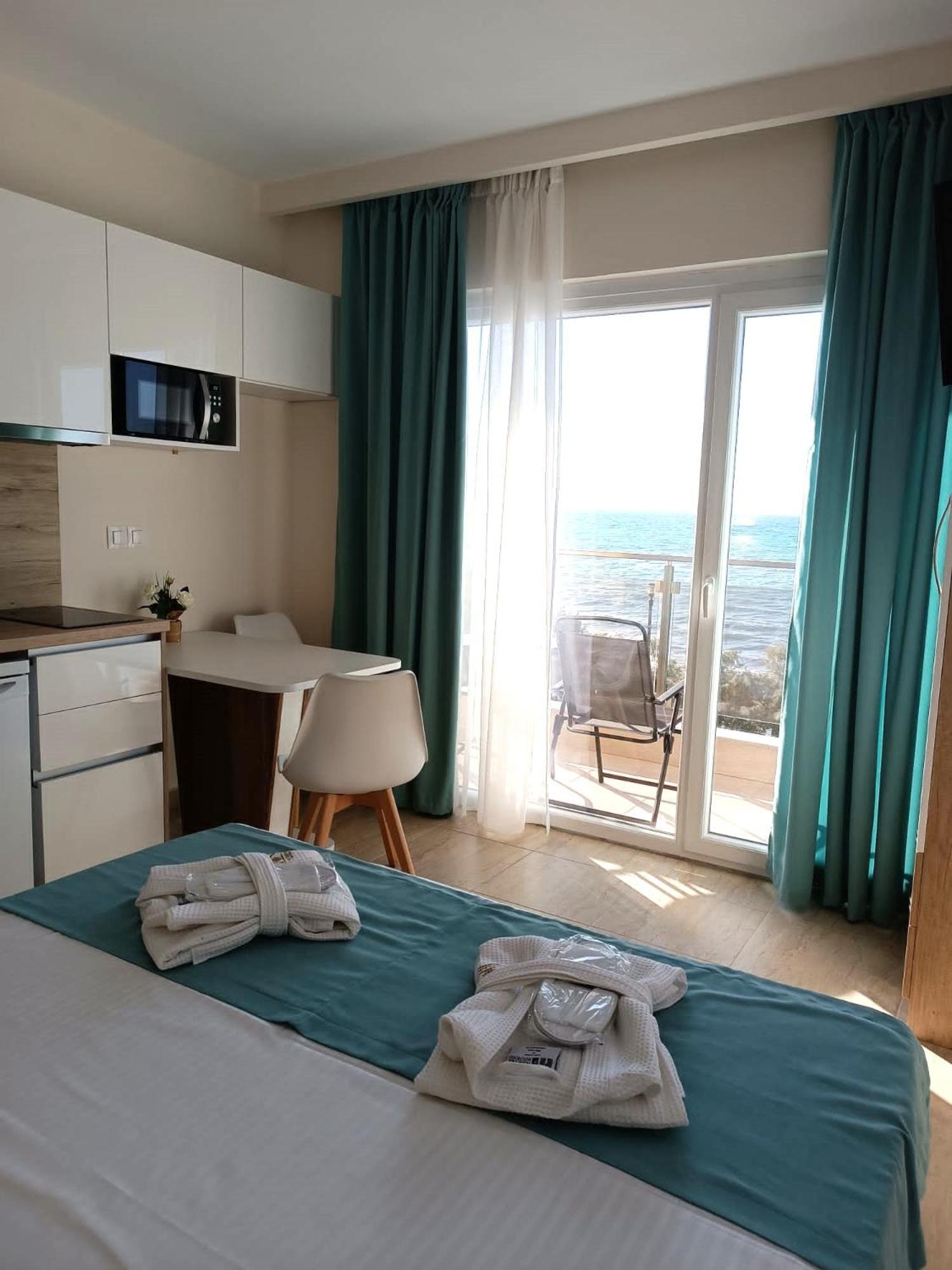 Deluxe Double Room with Balcony and Sea View