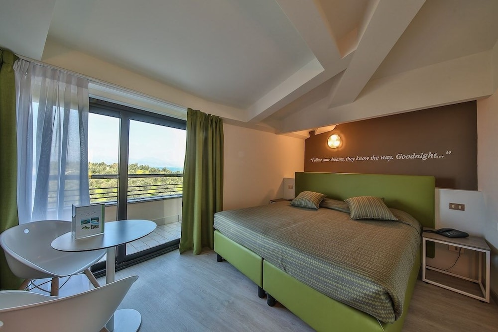 Double or Twin Room, Balcony, Partial Lake View - Photo 13