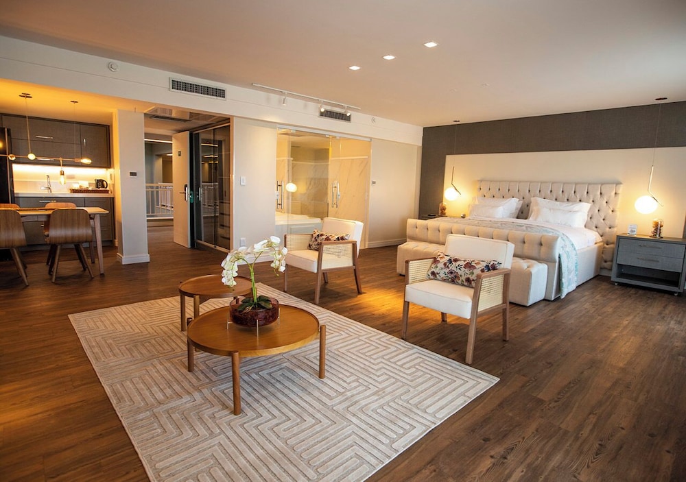 North Diamond Semi Presidential Suite thumbnail 5