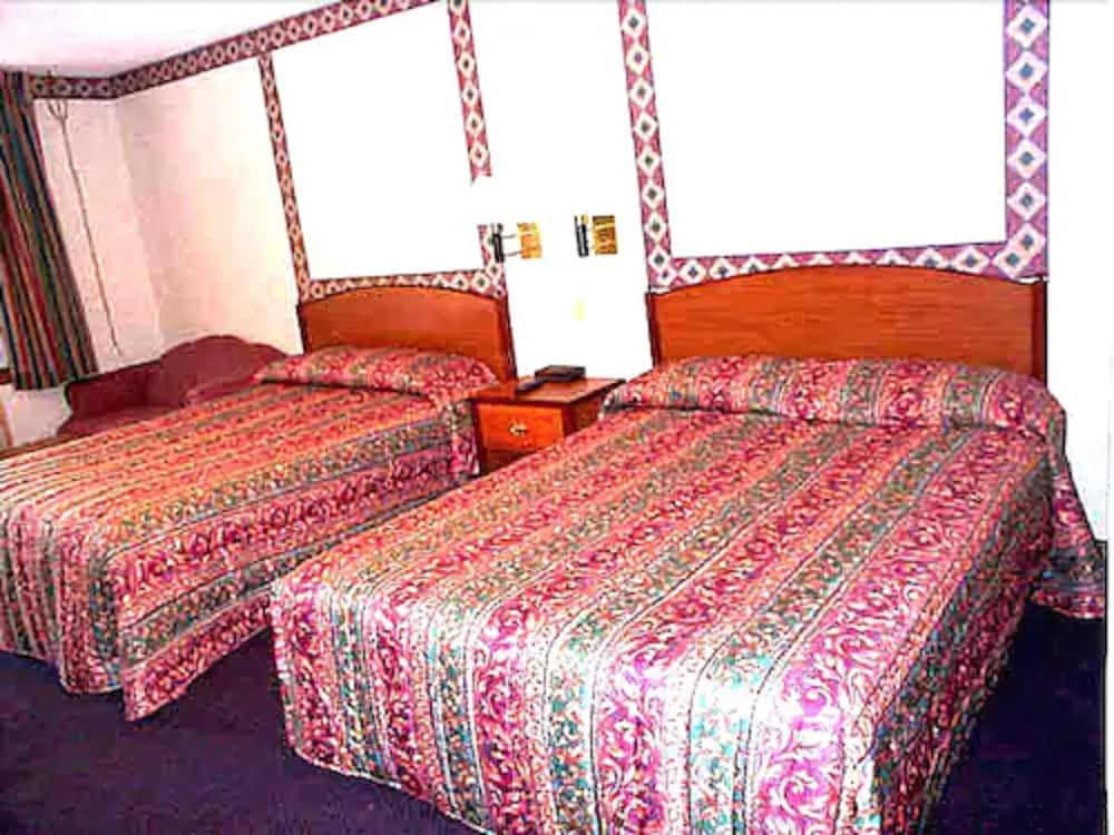 Deluxe room with 2 queen beds photo 1